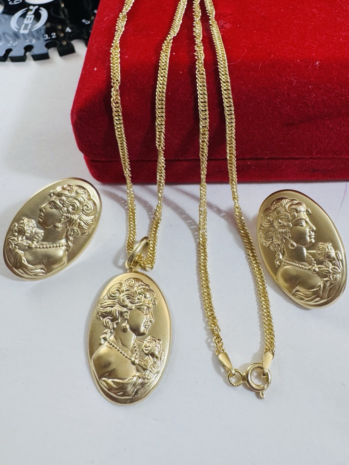 18K 750 Gold Queen ll Set WOMENS Earring Necklace 15.6/16” Long 7.2g 2.2mm