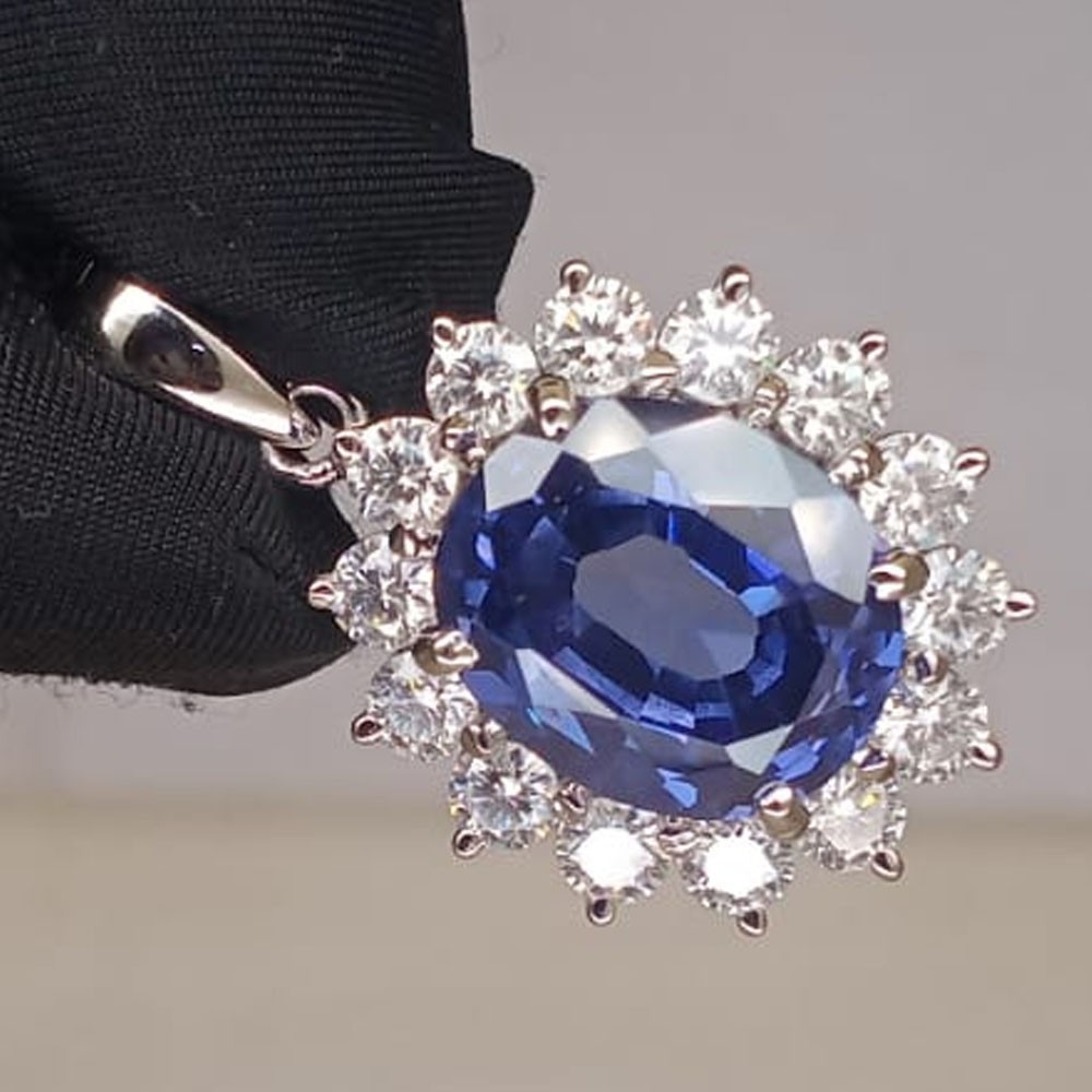 10.0Carat Oval Shape Natural Tanzanite and Diamond Pendant 18K White Gold Plated