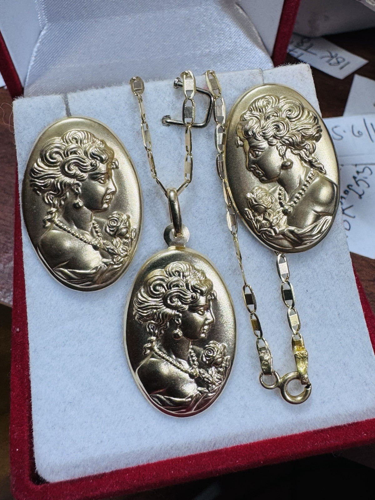 18K 750 Gold Set Queen Elizabeth Earring & Necklace 18” Long 7.6g 3mm