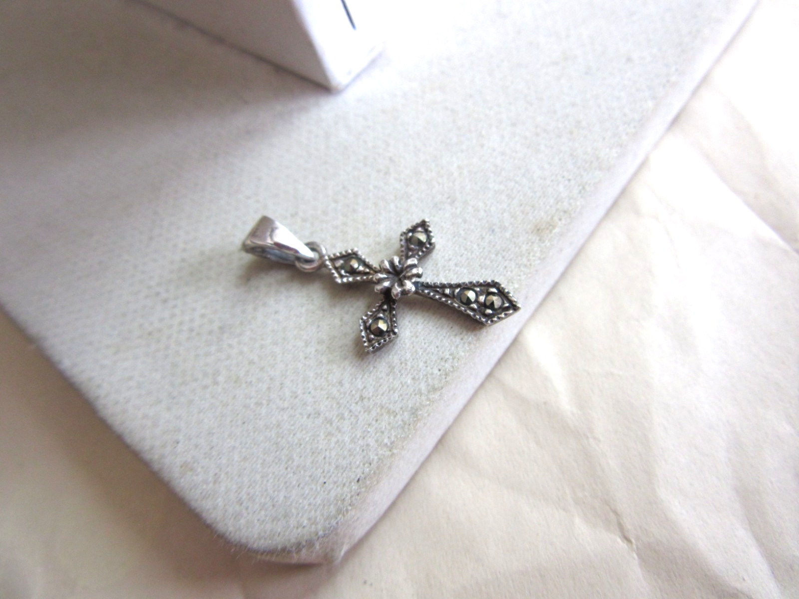 CW 925 silver and marcasite small cross pendant, 1.3 grms