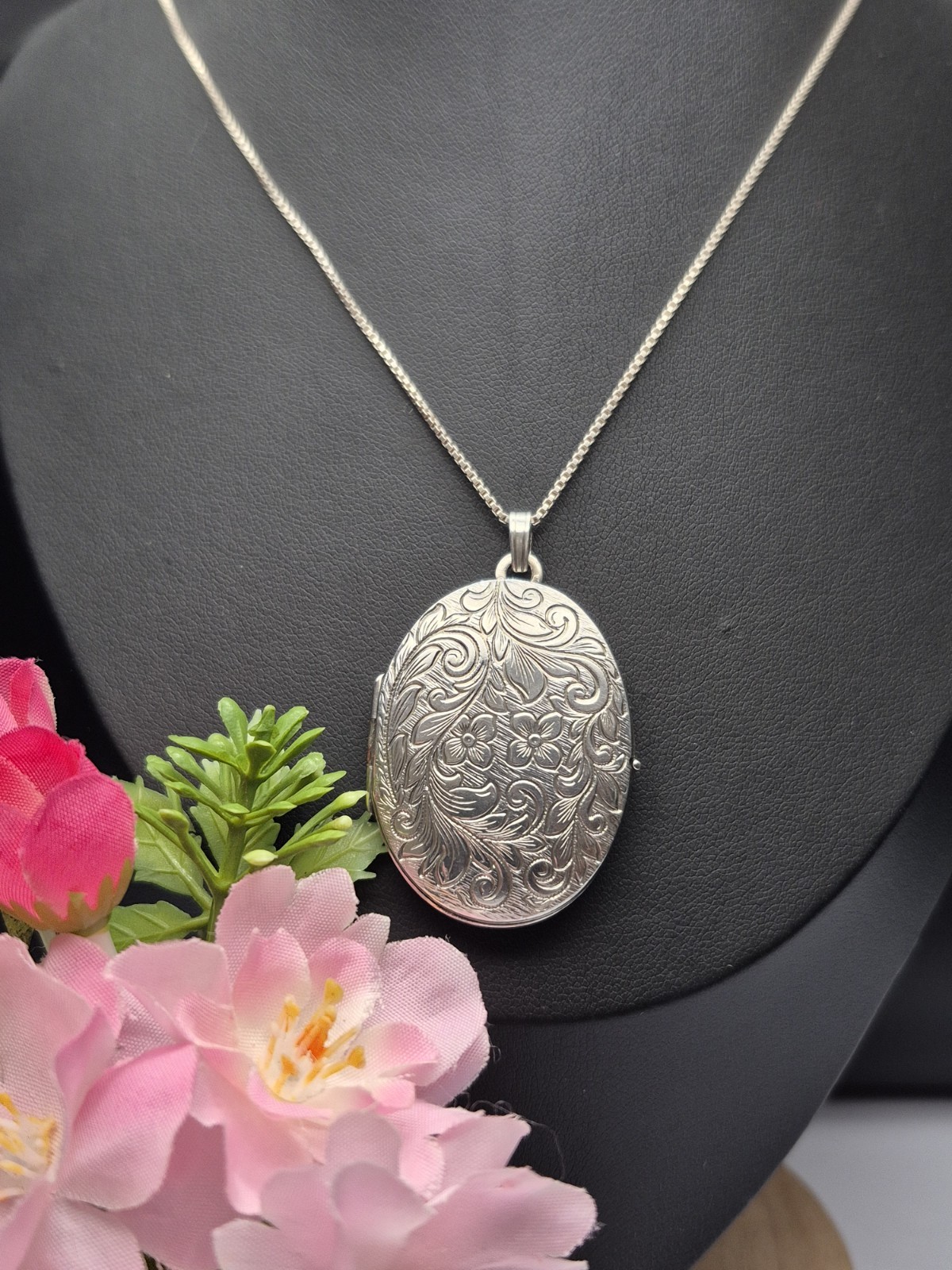 LOCKET – Sterling Silver Vintage Oval Double Photo Locket and Chain. Necklace.