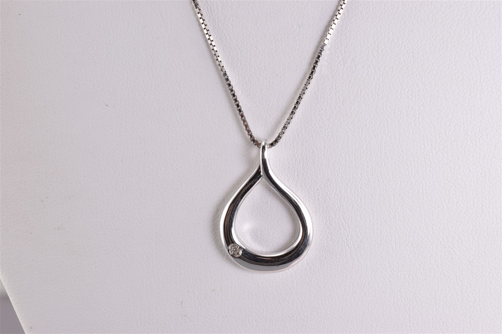 Hot Diamonds Sterling Silver 26mm x 18mm Diamond Accent Heart Pendant 18″ Chain