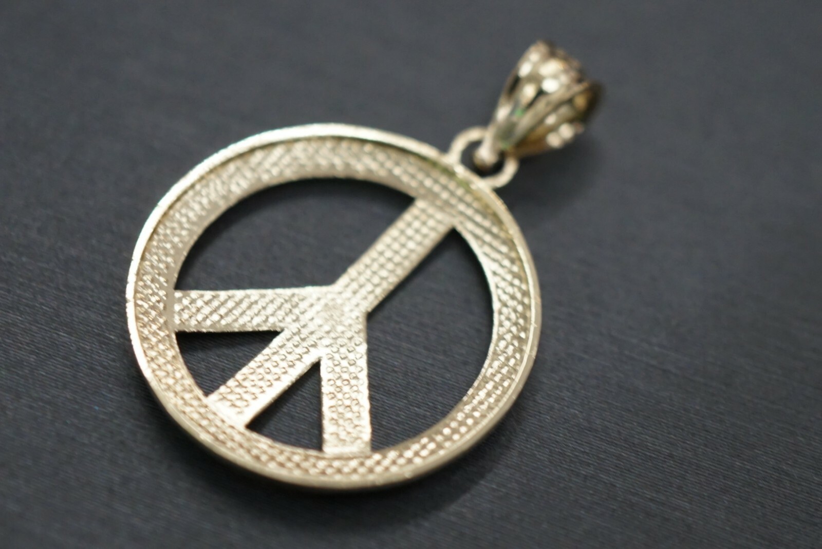 14K Solid Yellow Gold Polished 1″ Circle Peace Sign Charm Pendant.