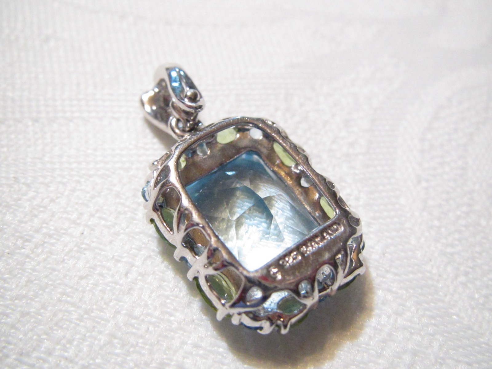 BEAUTIFUL “TOWN & COUNTRY” LARGE STERLING SILVER BLUE OPAZ & PERIDOT PENDANT/ENH