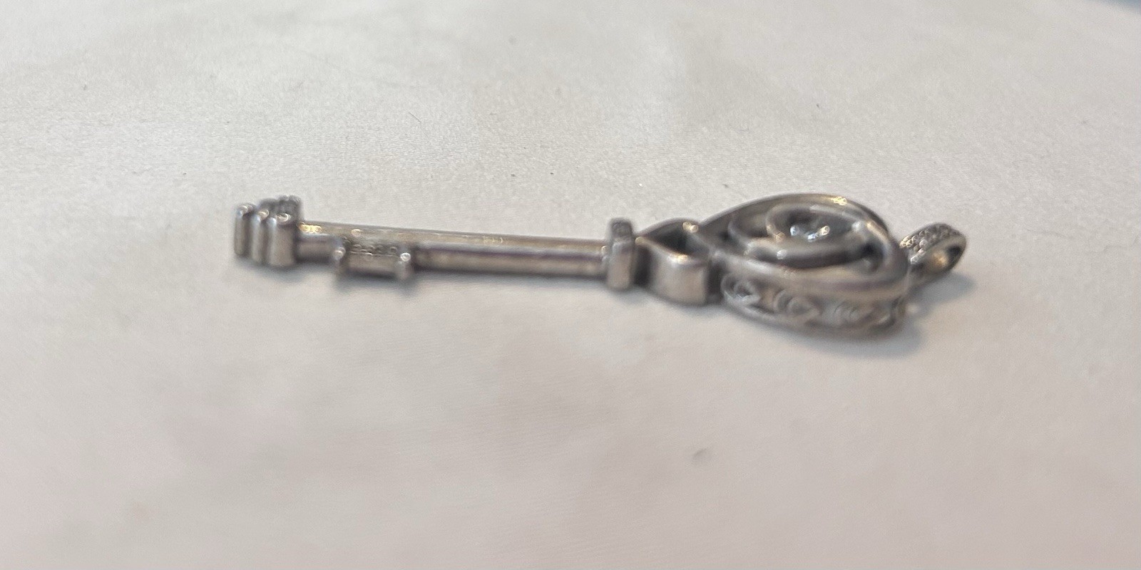 Diamond Heart Key Necklace Charm 1/10 ct tw Round-cut Sterling Silver