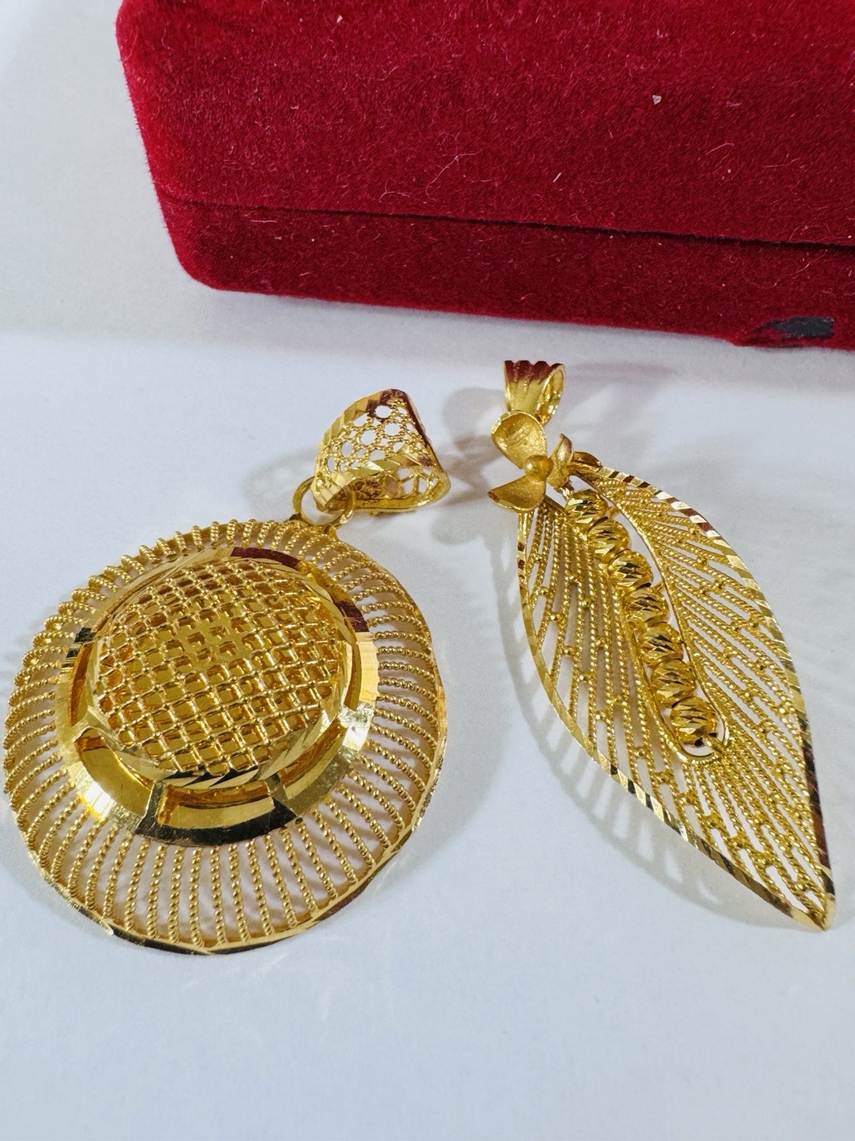22K 916 22C Real Gold Two Set of Pendant 1 x Left Flower & 1x Round 8g