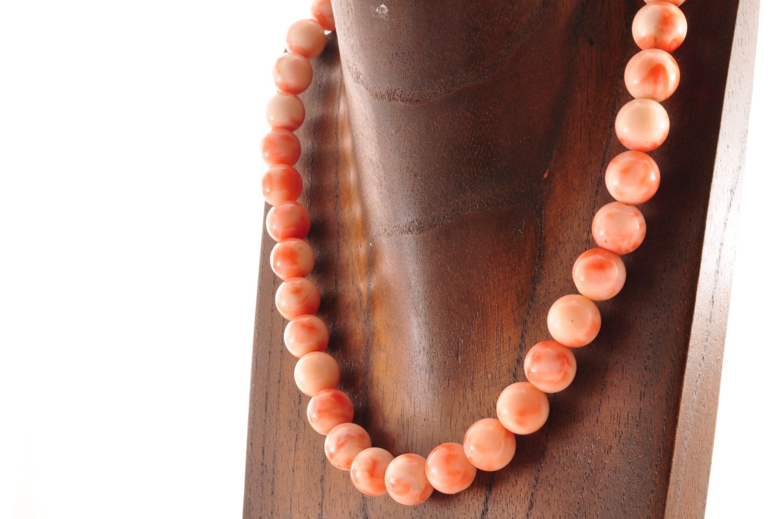 Angel skin coral necklace (17.3in, 423ct) ,925 silver clasp with “Certificate”.