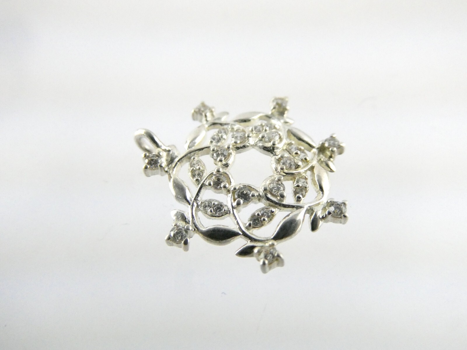 Sterling Silver White Crystal Woven Wreath Pendant 1.4g .5 Inches