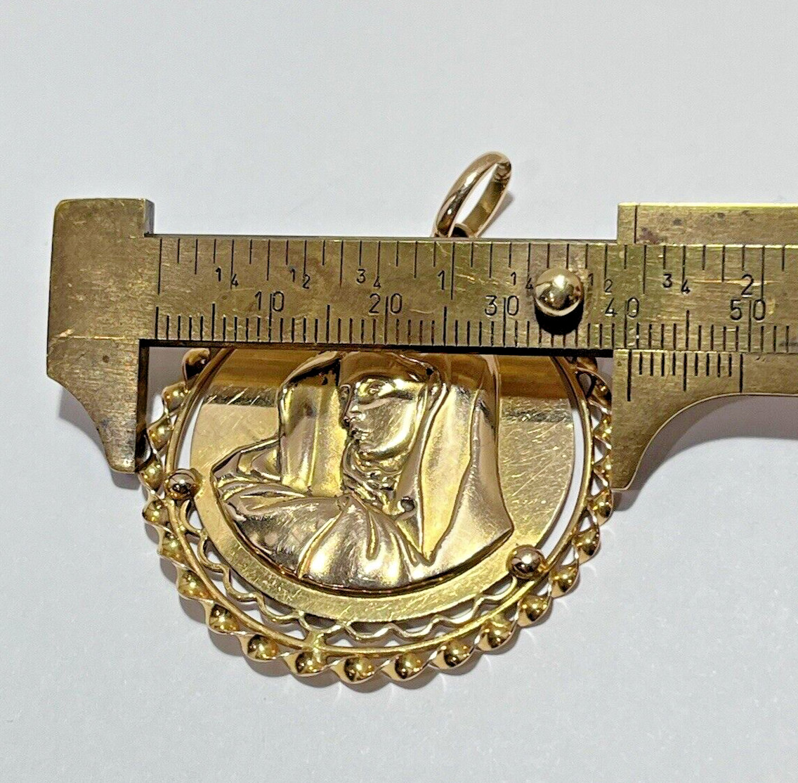 Large 18k Yellow Gold Madonna Pendant A Little Over 1-1/2″ In Diameter! 13.8 Gr.