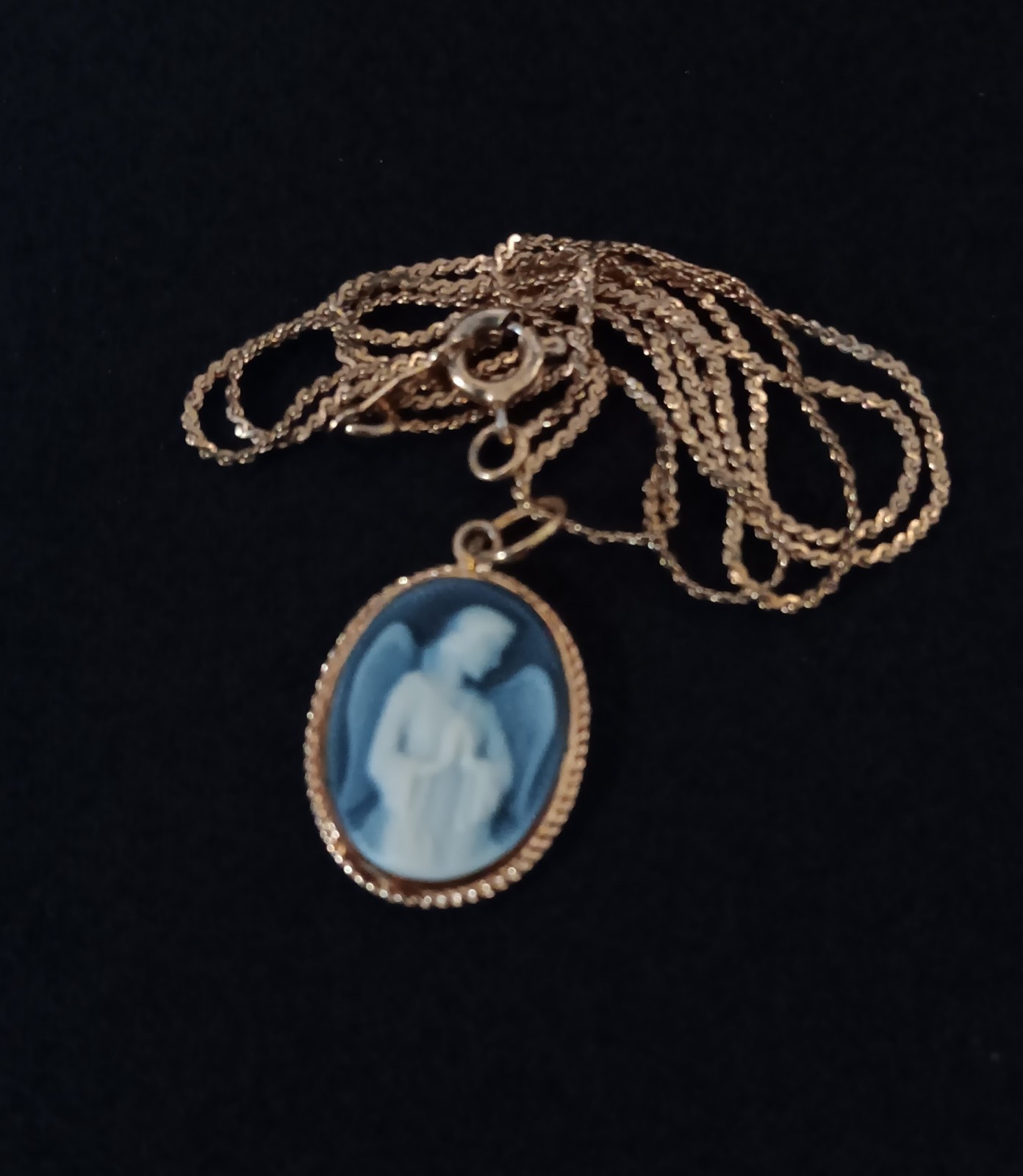 Vintage Guardian Angel Cameo pendant 14K G.F. Gold 18″ dainty chain necklace