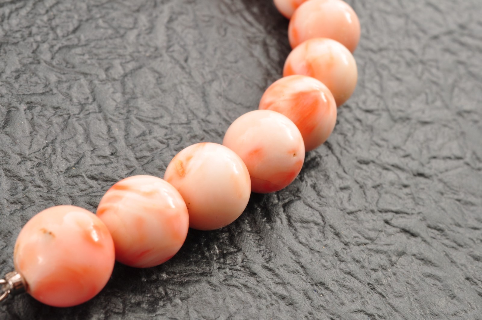 Angel skin coral necklace (17.3in, 423ct) ,925 silver clasp with “Certificate”.