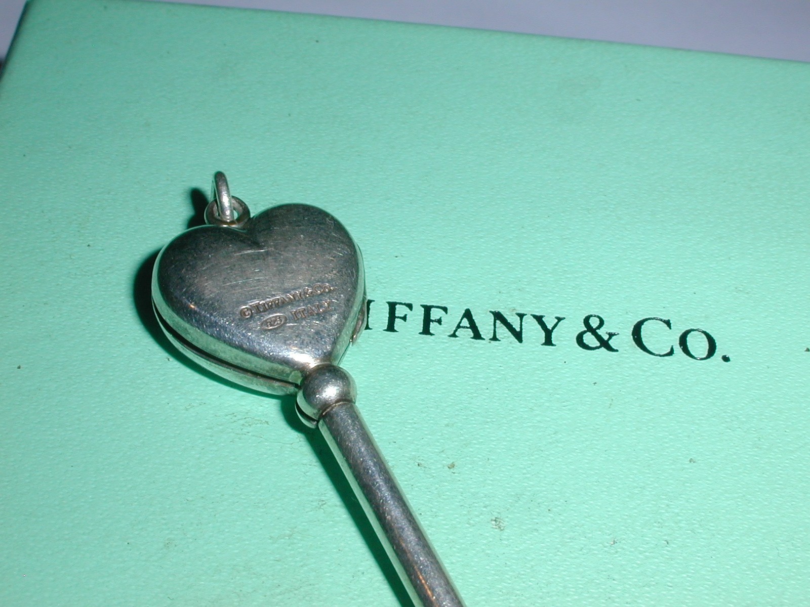TIFFANY & CO STERLING SILVER HEART ANTIQUE KEY LOCKET PENDANT W/ ENAMEL – ITALY